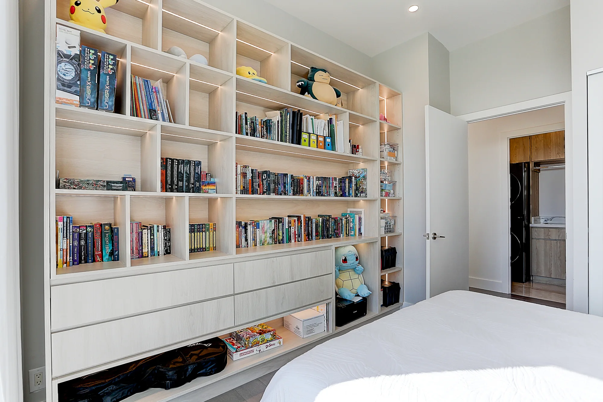 Oak Bedroom Bookcase Full-wall bedroom bookcase in Mississauga, Ontario preview 2